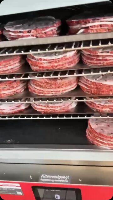 Bei Zafkas beginnt ein guter Burger nicht erst beim Belegen. 🍔  Unsere Patties werden von Hand gemacht, frisch geformt und direkt für euch zubereitet. Weil man den Unterschied eben schmeckt. 🤭  Echte Handarbeit. Echter Geschmack. So geht Burger bei Zafkas. ❤️ #ZafkasKitchen #HandmadeBurger #Sitterdorf #thurgau